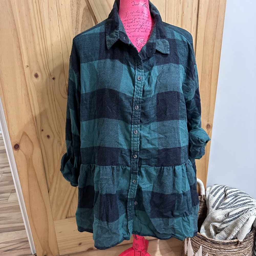 American Eagle Green and Black Plaid Shirt
